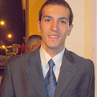 Gustavo Rameh - Psicólogo Clínico e Coach profissional com experiência em psicoterapia e bem-estar mental